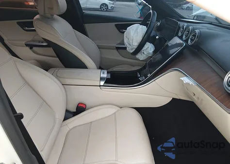 2022 Mercedes-Benz C 300 Sedan z USA, uszkodzony, nr VIN W1KAF4GB2NR037271